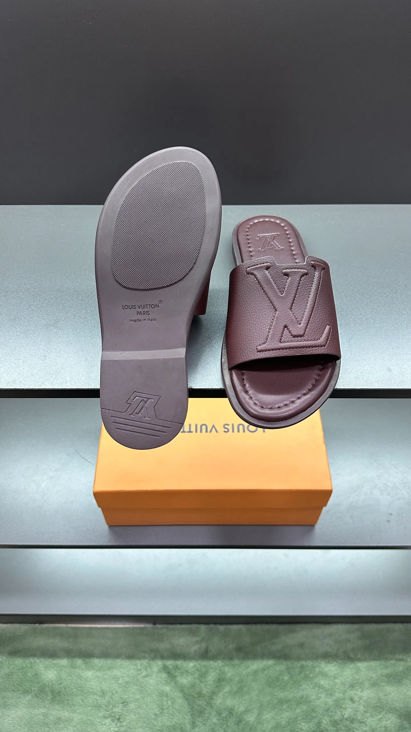 P280 🔍Top purchasing agent LV men's spring and summer slippers counter synchronized. The uppers are made of cowhide fabric imported from Italy, with logo graphics and high-quality craftsmanship. The soles are: original soles specially provided by the original factory. Exclusive molded soles are super comfortable. Original factory follow-up orders. 🔍🔍High quality. You can enter and exit the counter at will. Welcome to compare. Size 38-45